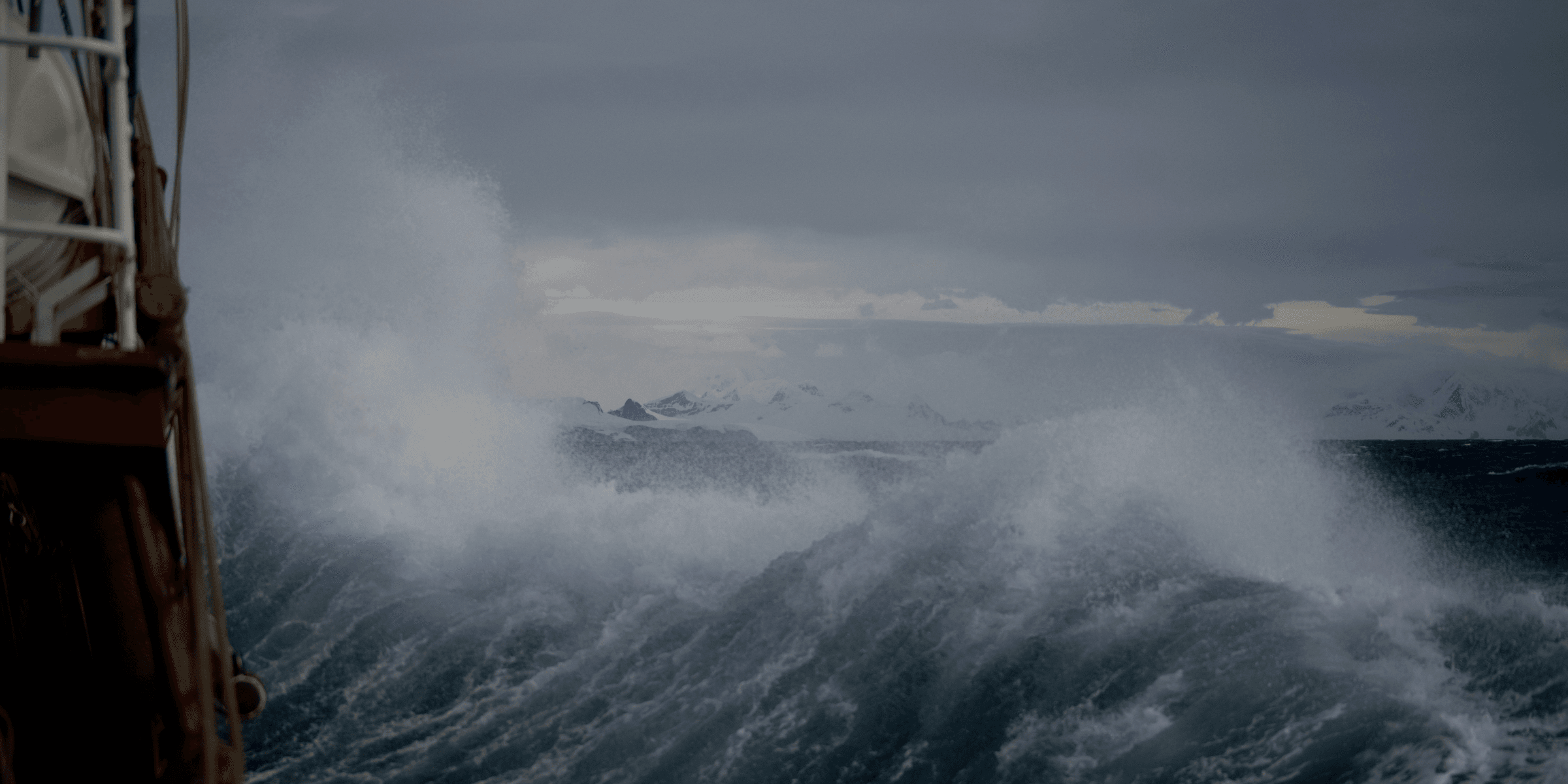 huge wave at daytime.