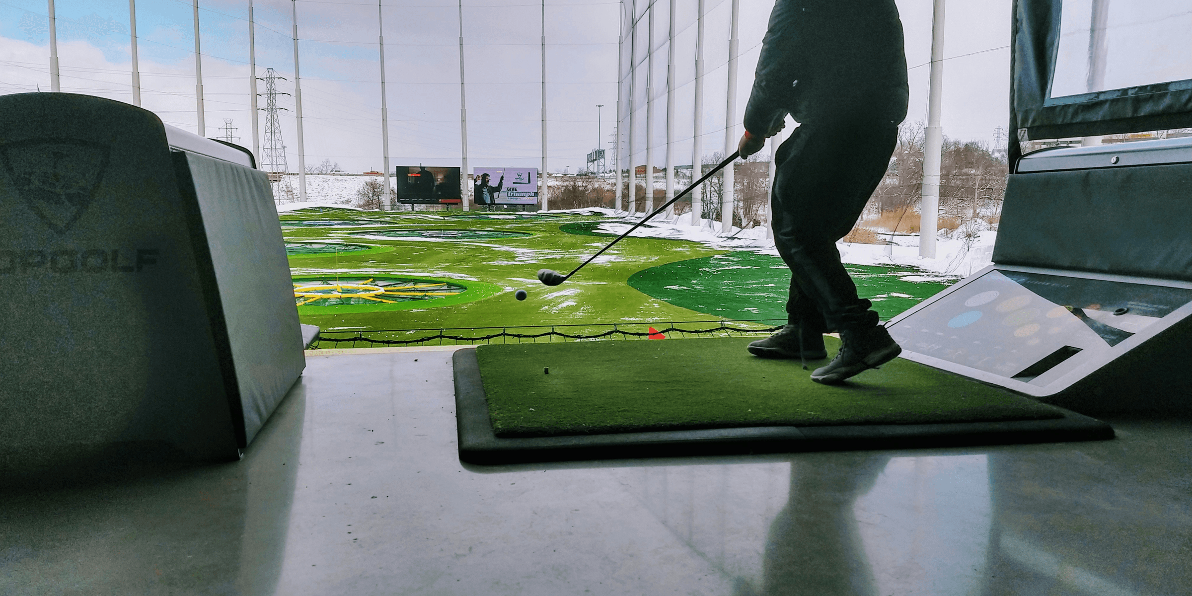 man playing golf during daytmie.