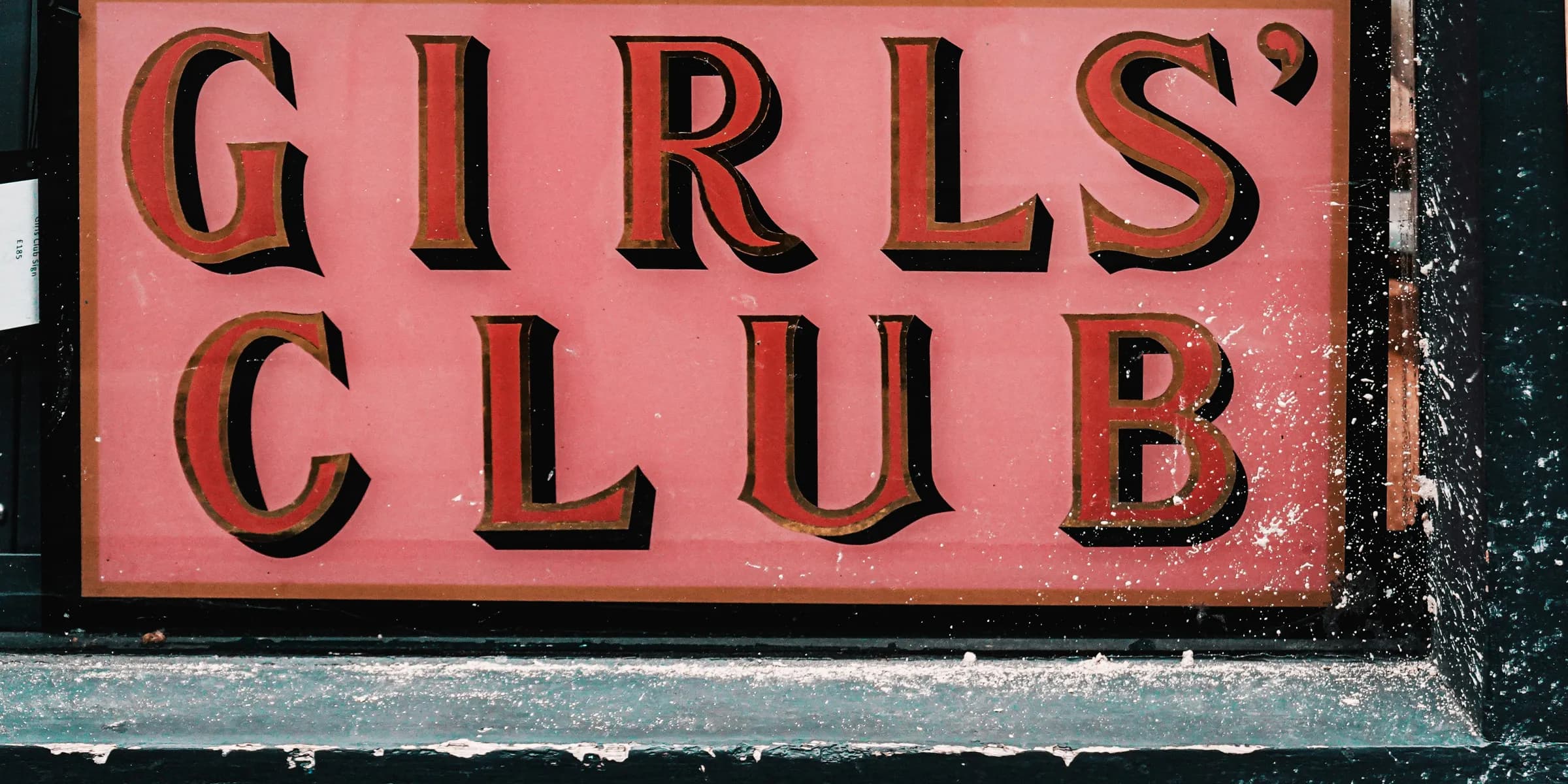 a pink sign that says girls'club on it