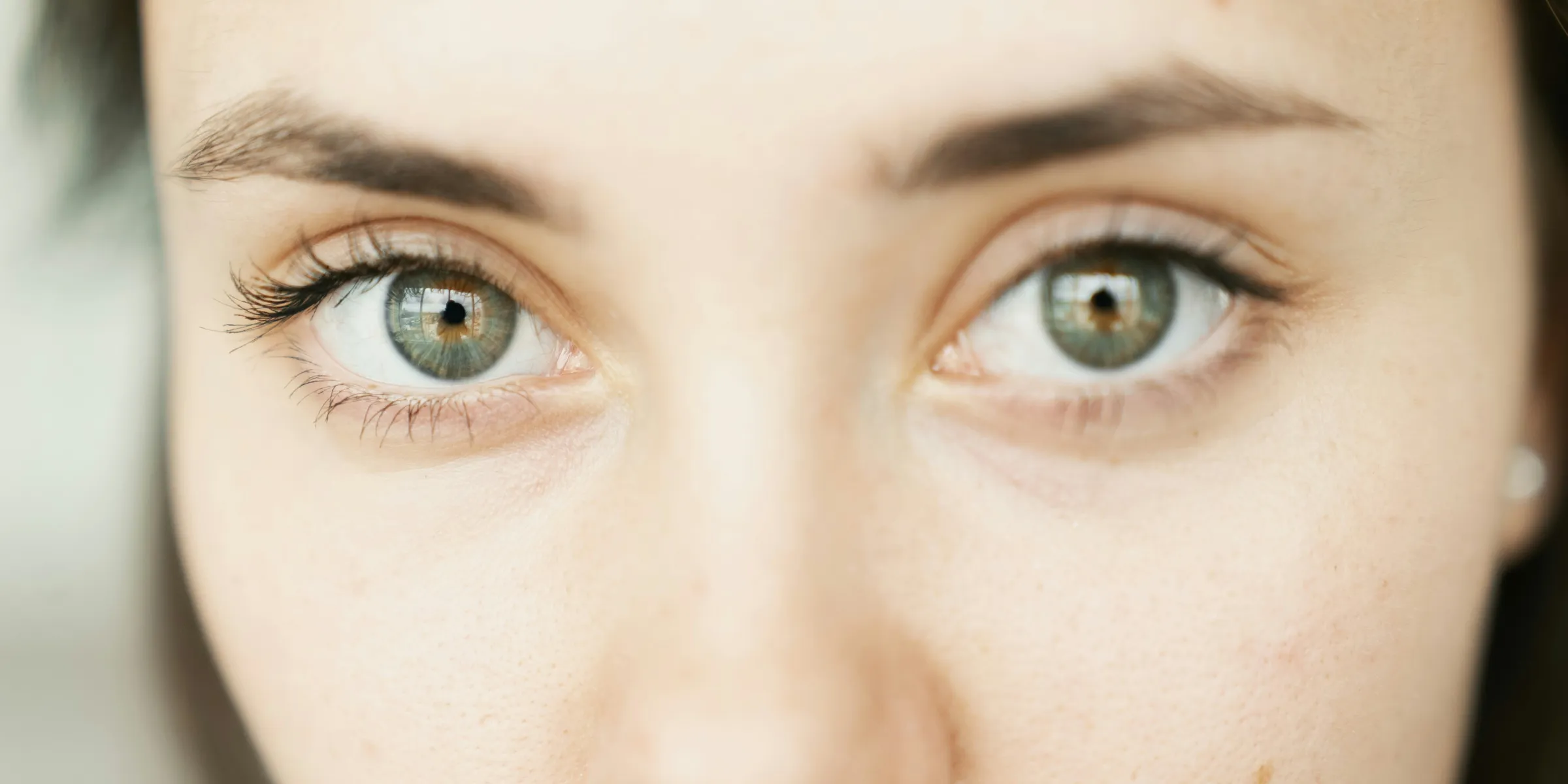 closeup photo of woman's face