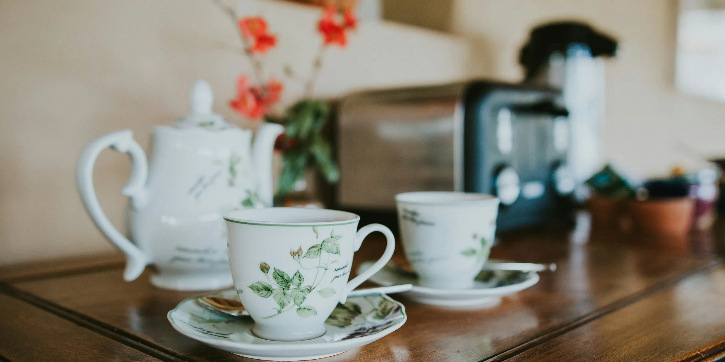 shallow focus photography of kettle with teacups