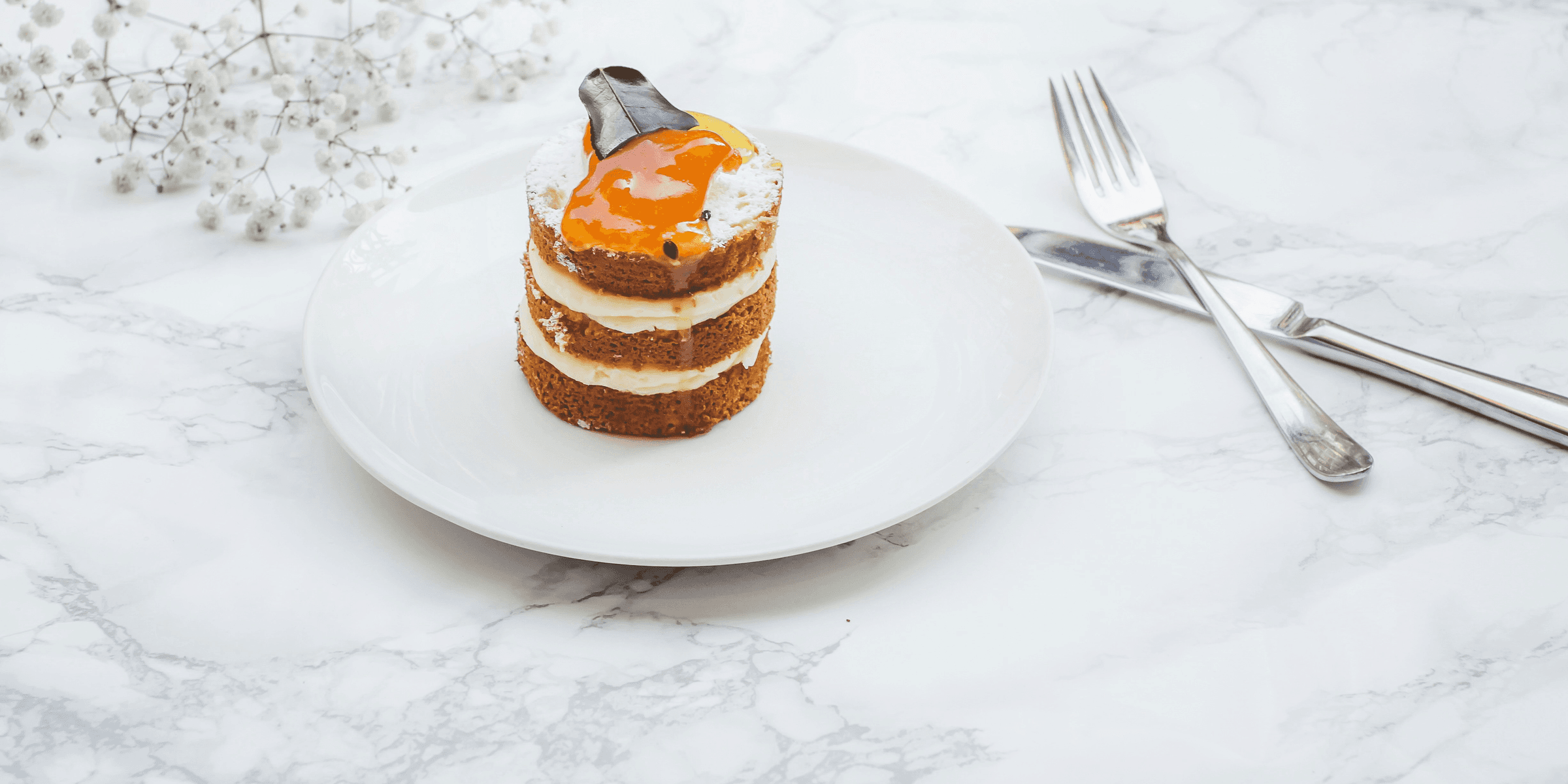 round mango graham on plate