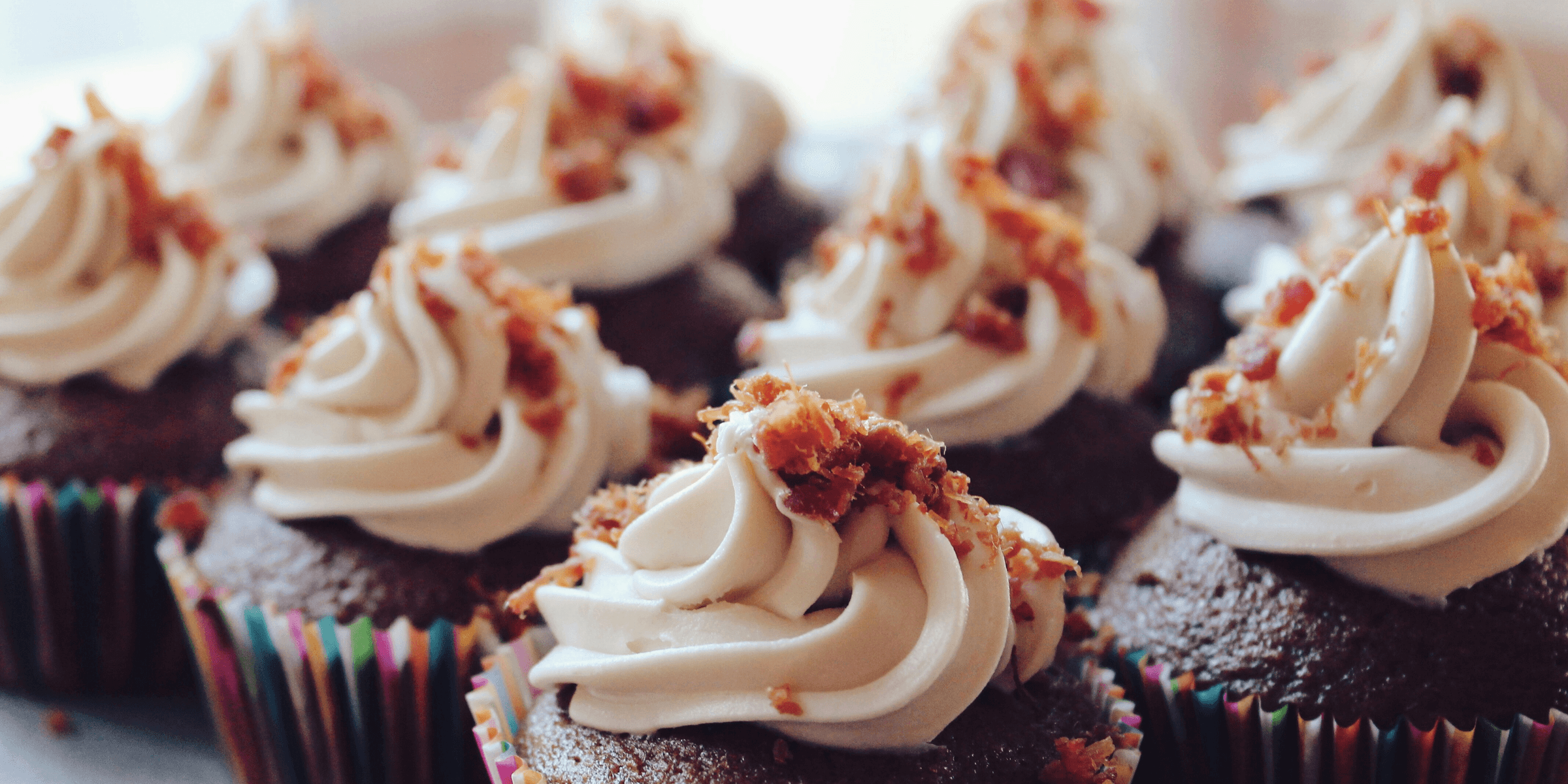 close-up photography of cupcakes.