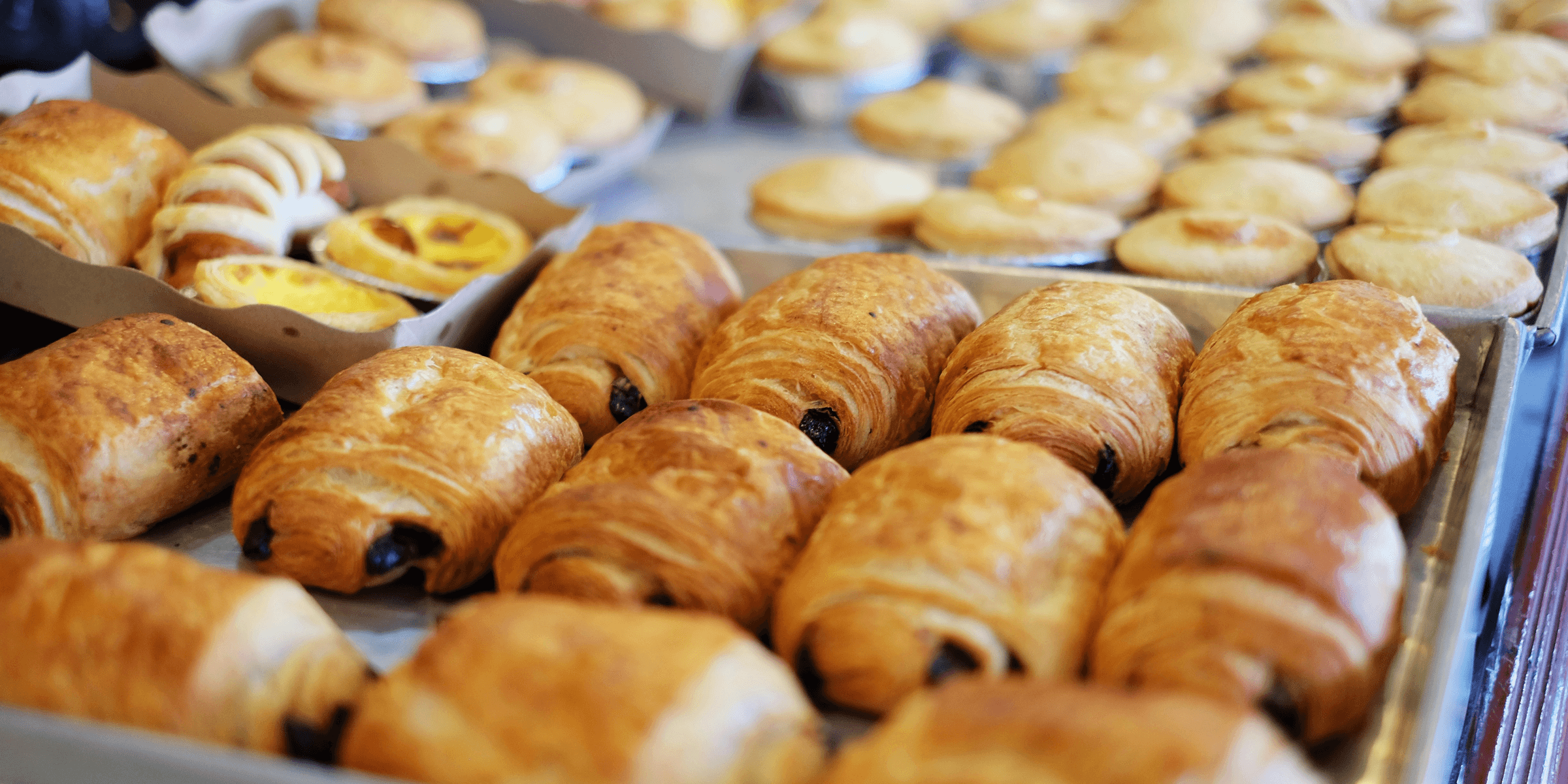 close up photography of baked treats on tray.