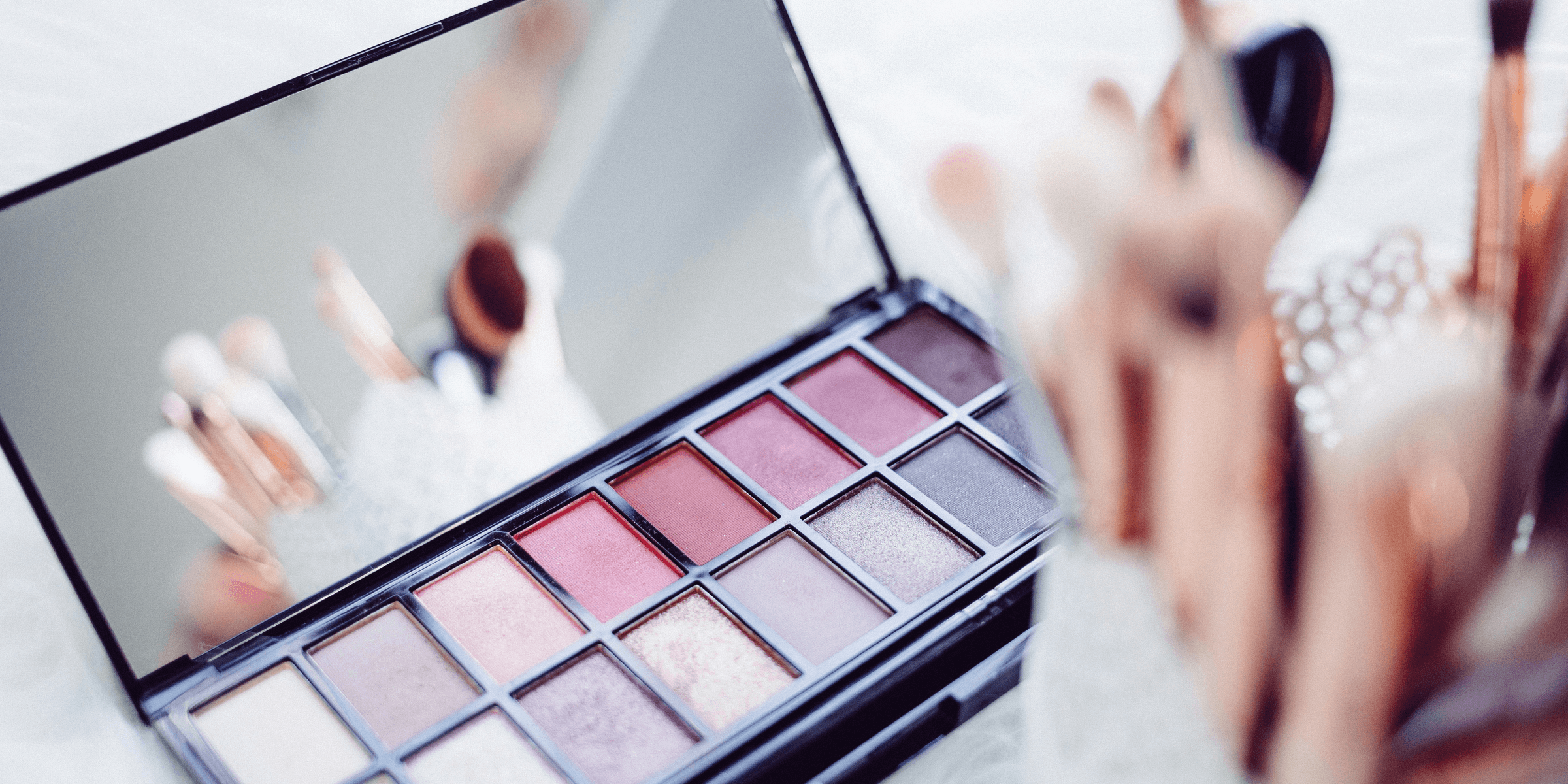 selective focus photography of eyeshadow palette.