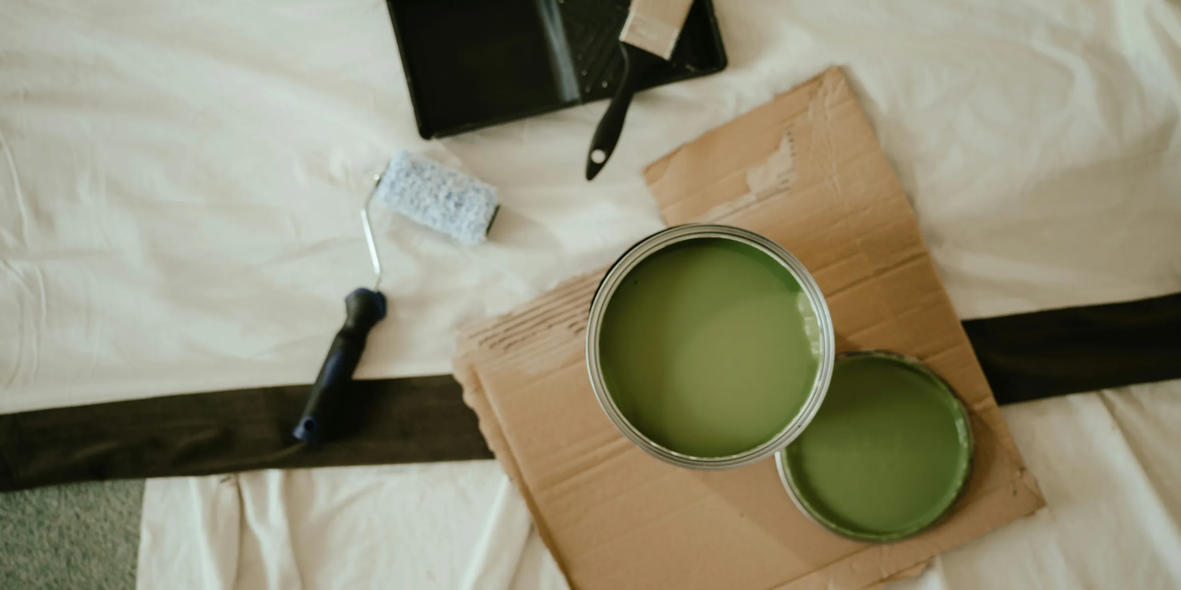 a couple of cups that are on a bed