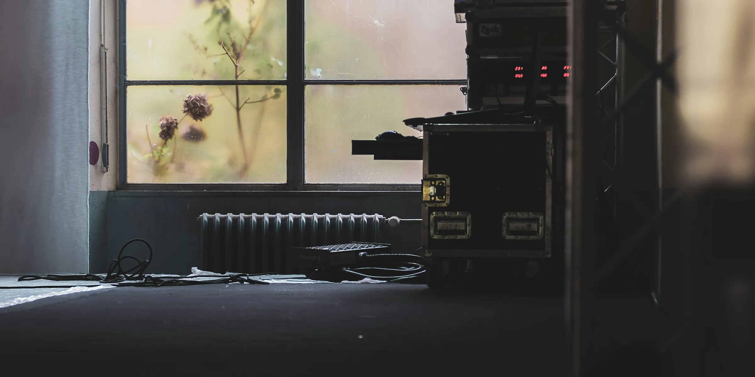 black and gray machine near wall